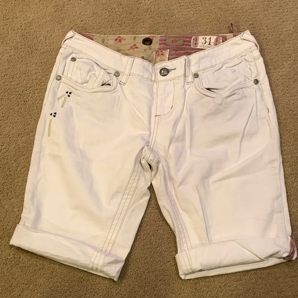 NWOT ( Never Worn) Free People Cream Denim Cargo Shorts. Sz. 31